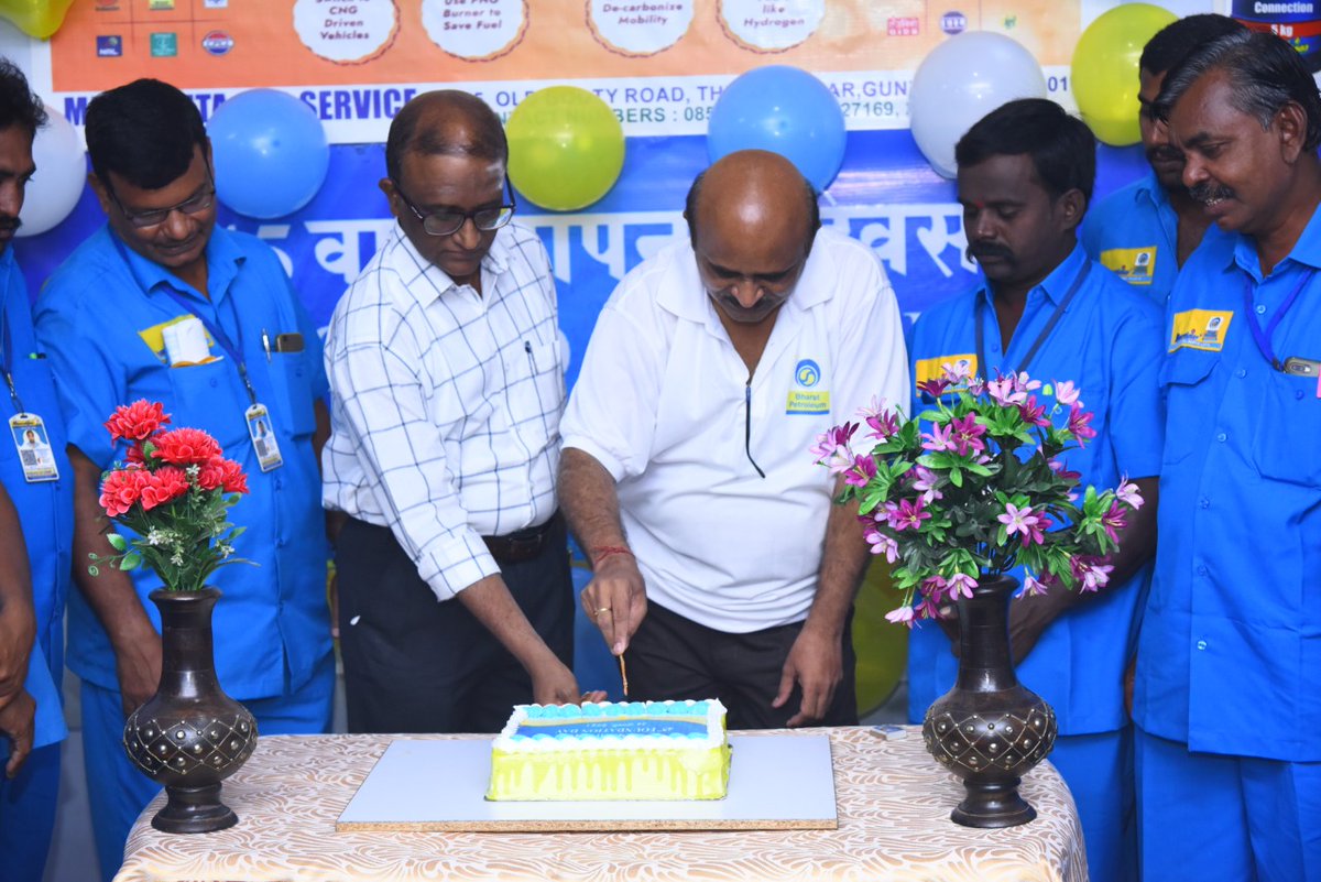 BharatGas_Gtl's tweet photo. Today we have celebrated the 45th Foundation day of BPCL in our agency along with staff and delivery boys. #MANIKANTAGASSERVICE
@BharatGas_Gtl @BPCLimited #45YearsOfBPCL @BPCLKurnool @Mohanar8 @shiva8953 @Dhanapals6 @PeethambarantT @rajmohan2843 https://t.co/fThrA69WZH