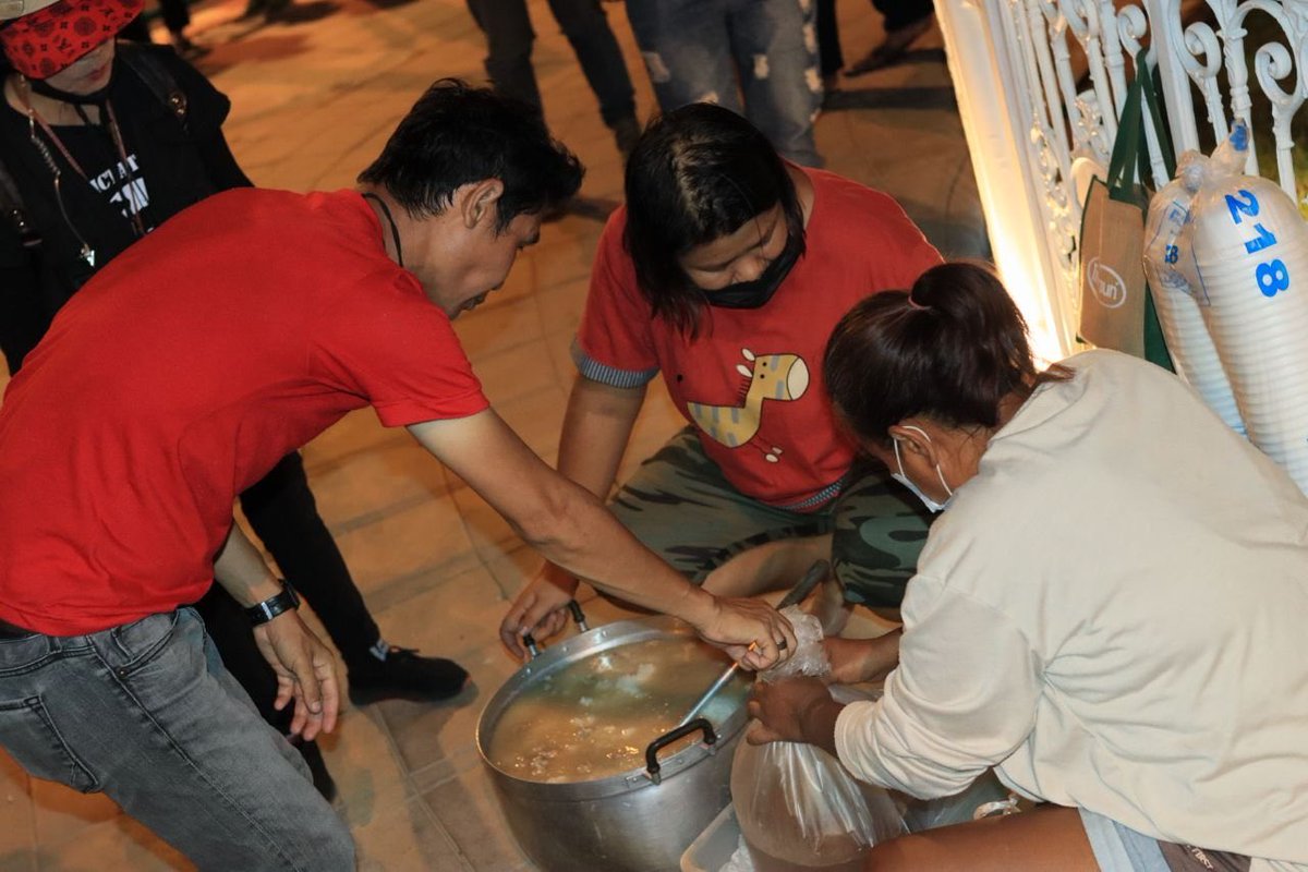 จากที่ตามอ่านพี่น้องบ้านโป่งเดินเท้ากันมาเองจากราชบุรีด้วยนะคะ มาช่วยกันติดแท็กเป็นกำลังใจและคอยช่วยเป็นหูเป็นตากันนะคะ คนที่ปักหลักมีจำนวนไม่มาก มีแค่ชาวราชบุรีเท่านั้นค่ะ ซึ่งมันอันตรายมากๆ ยิ่งรัฐบาลเหี้ยๆแบบนี้มันจะแอบลอบทำร้ายตอนไหนก็ไม่รู้ #ม็อบ24มกรา