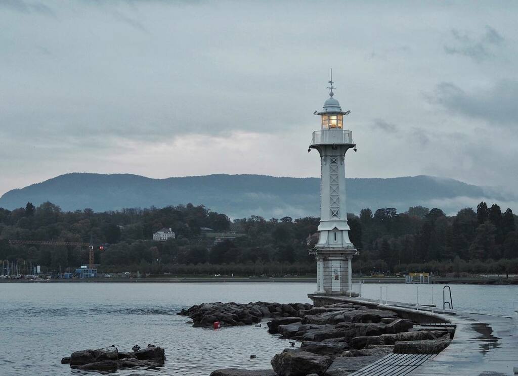 Seguramente el sitio más especial de Ginebra (y mi lugar favorito para ver el atardecer ) 🌚✨💛
⁠
#bainsdespaquis #genève #villedegeneve #visitgeneva #somewherwingeneva #geneveparcoeur #theartofslowliving #slowliving⁠ instagr.am/p/CKbuRXzFowH/