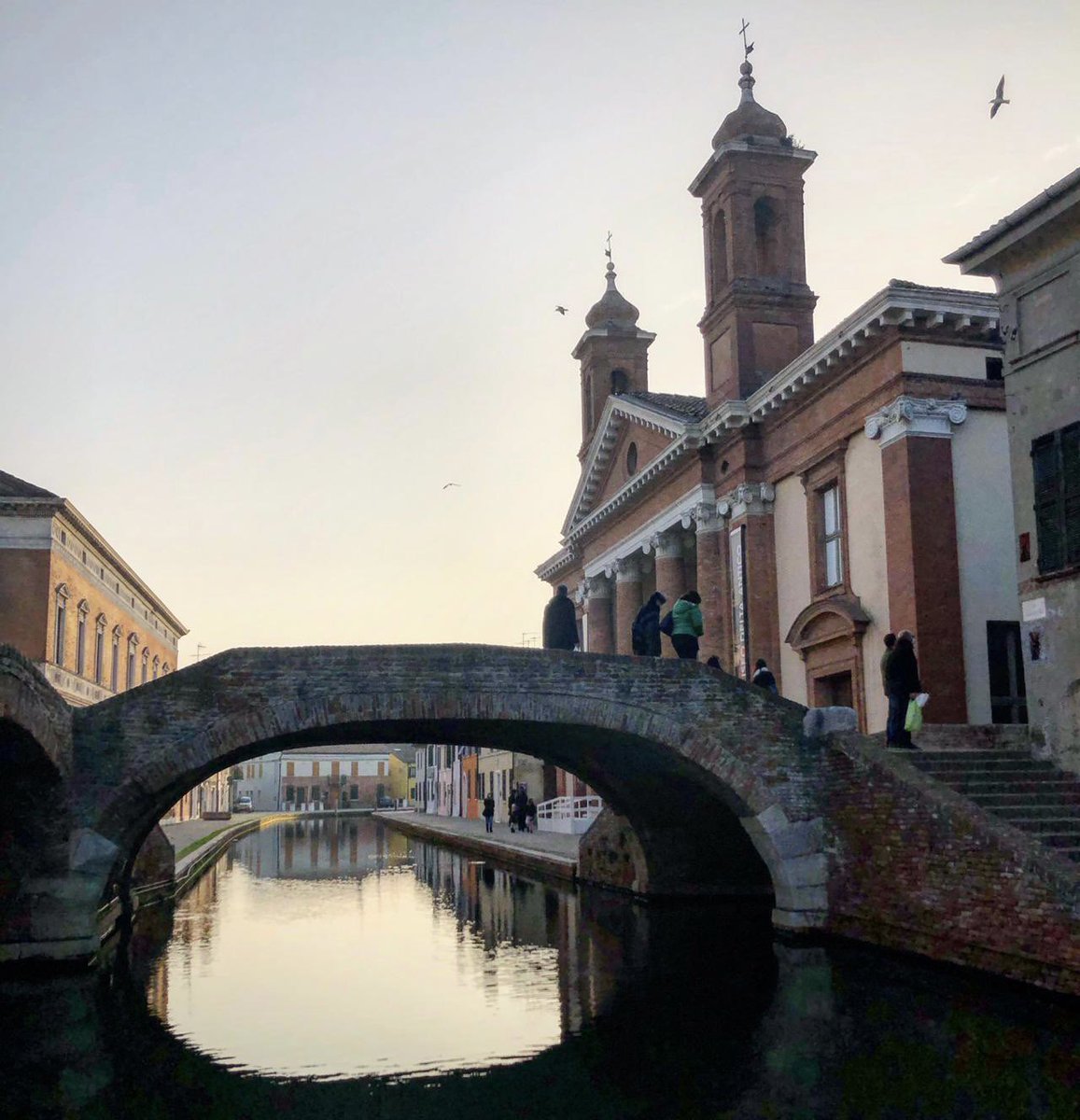 FSamorani's tweet photo. Un po’ #Ferrara è un po’ #Venezia: #Comacchio #EmiliaRomagna @turismoER https://t.co/EVUjFvLNyI