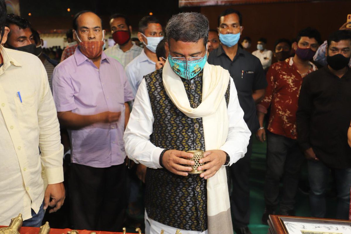 ArgusNews_in's tweet photo. Union Minister @dpradhanbjp visits the annual Toshali National Crafts Mela at Janata Maidan in #Bhubaneswar and urges people to be vocal about local products. #Odisja @ArgusNews_in #ArgusNews https://t.co/YJBGdntOS6