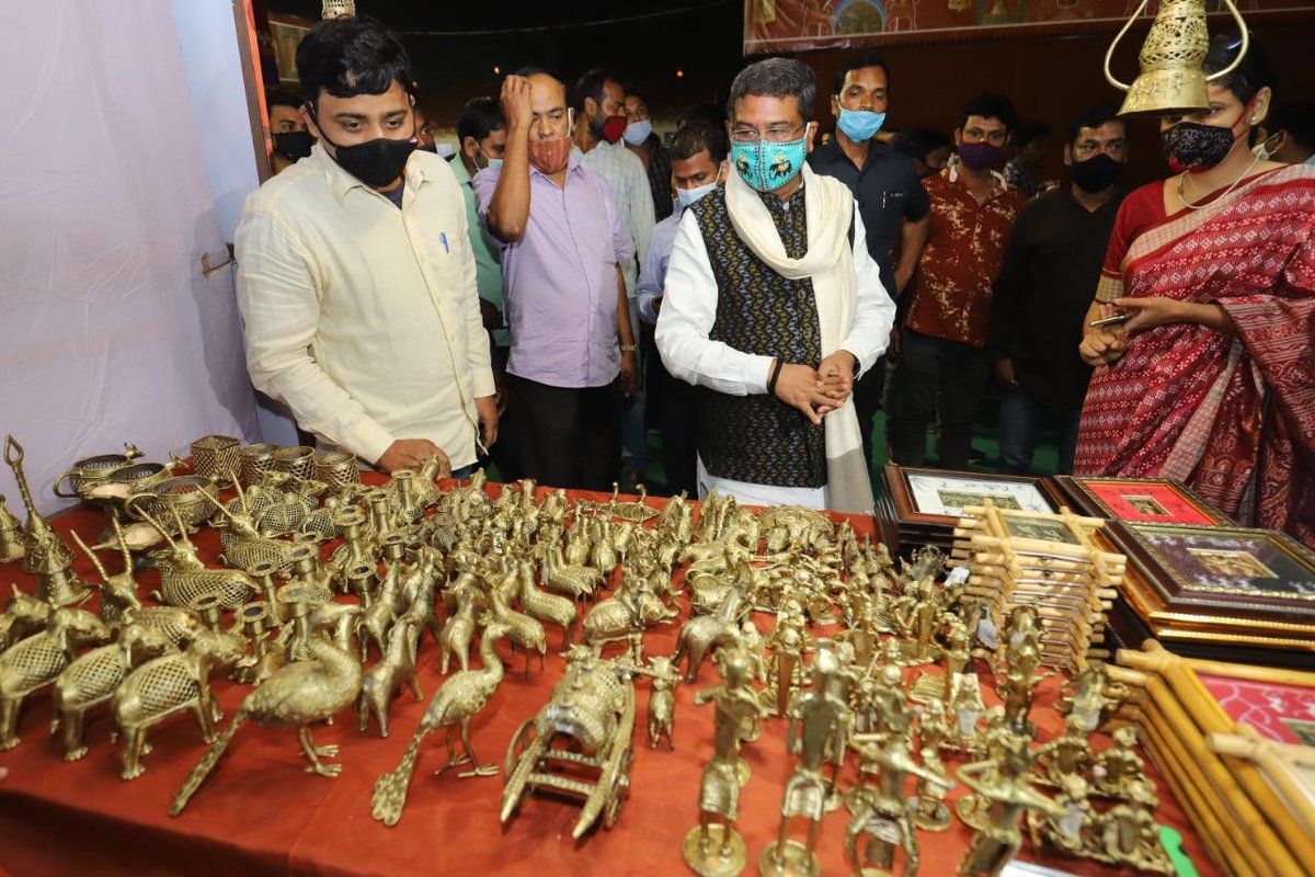 ArgusNews_in's tweet photo. Union Minister @dpradhanbjp visits the annual Toshali National Crafts Mela at Janata Maidan in #Bhubaneswar and urges people to be vocal about local products. #Odisja @ArgusNews_in #ArgusNews https://t.co/YJBGdntOS6