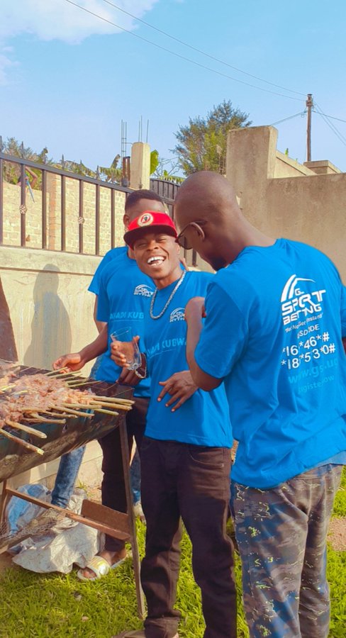 One_SuckerFree's tweet photo. How it went down at the @DJErycom #MujjeTunywemuParty. Thanks for hosting us Papa. #MaximumLove . @WendyNamatovu @IWallusimbi etc   mwebale kutegeka 🙏🏽🙏🏽🙏🏽 https://t.co/9PnfESijen