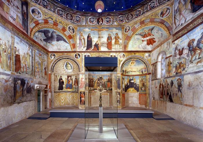 Según la tradición la cruz fue donada al Monasterio de San Salvatore y Santa Giulia por el rey longobardo Desiderio, su fundador hacia 760. Hoy está en el Oratorio de Santa Maria in Solario en Brescia, decorado con frescos de Ferramola en el S.XVI