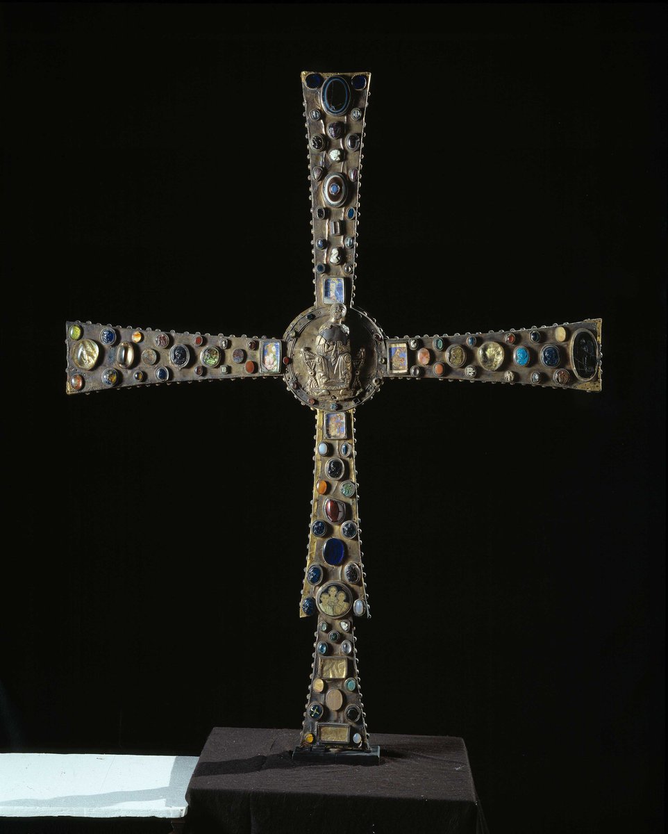  #SpoliaSunday a lo grande en la Cruz de Desiderio, una cruz procesional de época carolingia (S.IX) que lleva engarzadas más de 200 gemas, 50 de ellas de la antigüedad clásica. Veamos algunas de ellas, pero antes, haced zoom en estas imágenes: