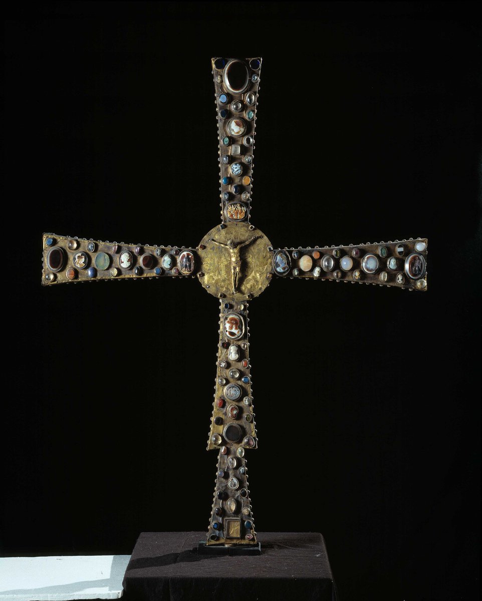  #SpoliaSunday a lo grande en la Cruz de Desiderio, una cruz procesional de época carolingia (S.IX) que lleva engarzadas más de 200 gemas, 50 de ellas de la antigüedad clásica. Veamos algunas de ellas, pero antes, haced zoom en estas imágenes:
