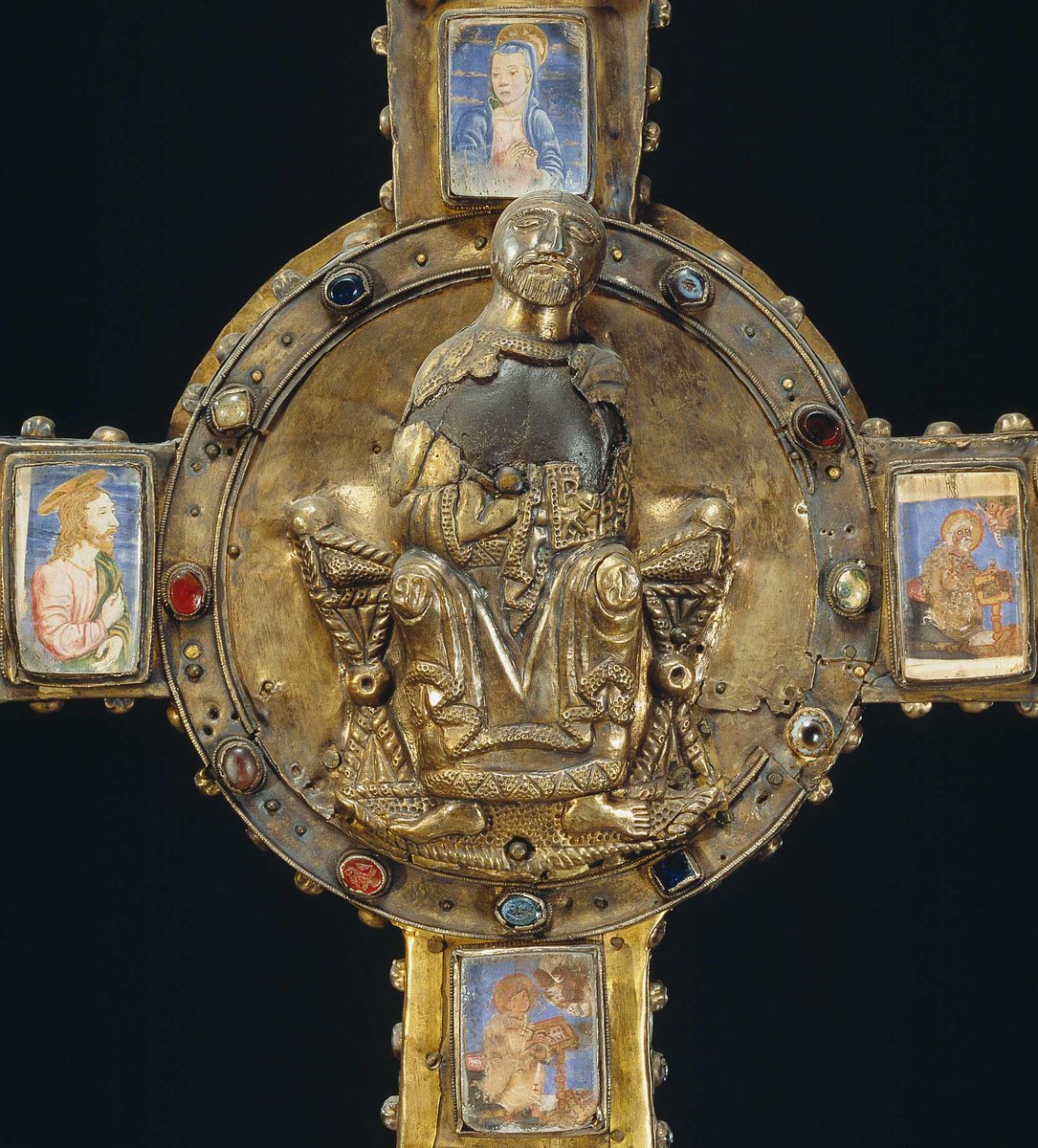 En el cruce de los brazos dos Cristos, uno del S.IX o X con cuatro miniaturas, y otro añadido en el S.XVI