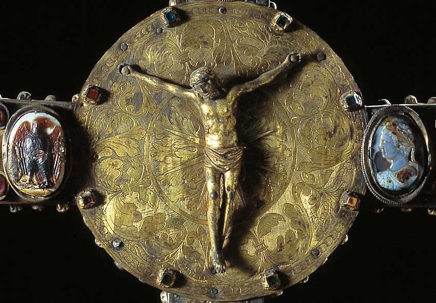 En el cruce de los brazos dos Cristos, uno del S.IX o X con cuatro miniaturas, y otro añadido en el S.XVI