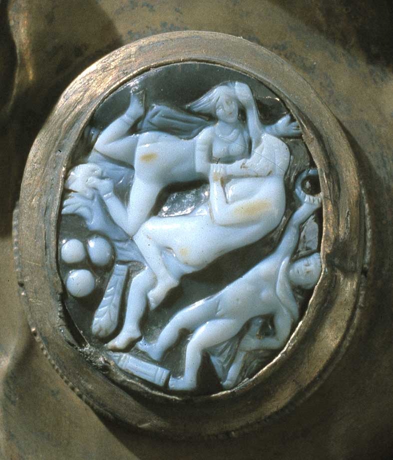 Un camafeo en calcedonia con Hércules y Ónfale y otro con una Victoria alada...