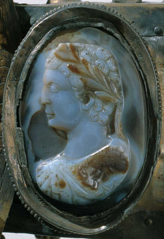 Un águila imperial y un retrato de época julio-claudia