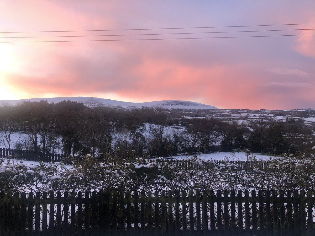 DawnAddleyB's tweet photo. From my sofa today #blueview #pinkview - 4 hours apart #shaneshill #NorthernIreland https://t.co/ldVtKk6oaD
