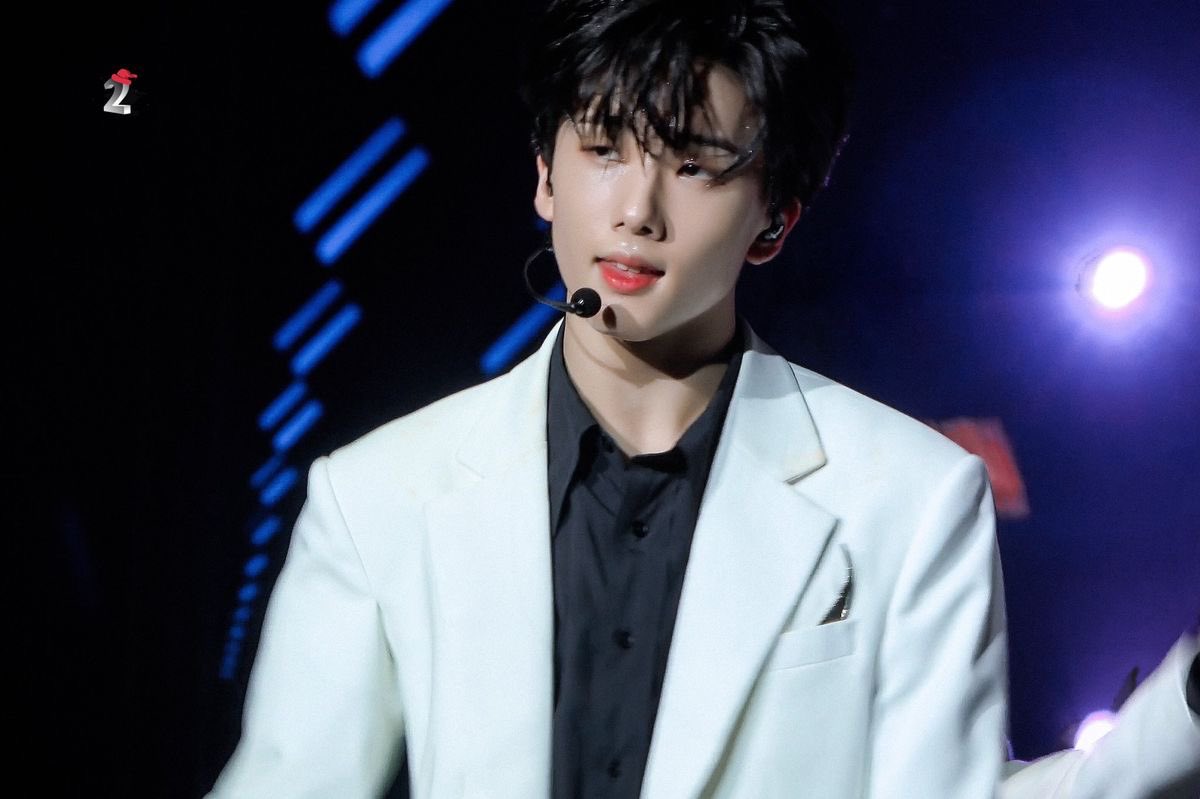 mochisung2002's tweet photo. จริงมาก อีกเช็ตที่จีซองชุดขาว ผมดำ เปิดหน้าผากตอน K-Joy หล่อมาก หล่อแบบฉันยืนๆอยู่มาแตะก็ล้มเลย https://t.co/zJlkmKjUQ9