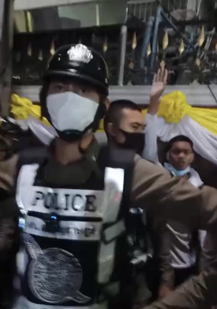 #ม็อบ24มกรา 

23.57 น. ที่อนุสาวรีย์ประชาธิปไตย ตร.พยายามเข้าคุมตัวนักกิจกรรมรายหนึ่ง เขาระบุว่า มีการล็อคคอด้วย ระหว่างนั้นมีเหคุผลักดันกันจนกระทั่งนักกิจกรรมรายดังกล่าวร้องบอกว่า จะเป็นลม ตร.ตั้งแนวล้อมตัวนักกิจกรรมไว้