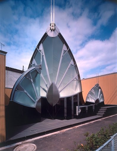 This is Earthtecture Sub-1 in Tokyo from 1991, where the whole office building is submerged underground, the only trace above being this strange garden of steel, glass & gtanite letting light downwards & letting ppl like my friend Alyssa in the second photo take silly-posed pics