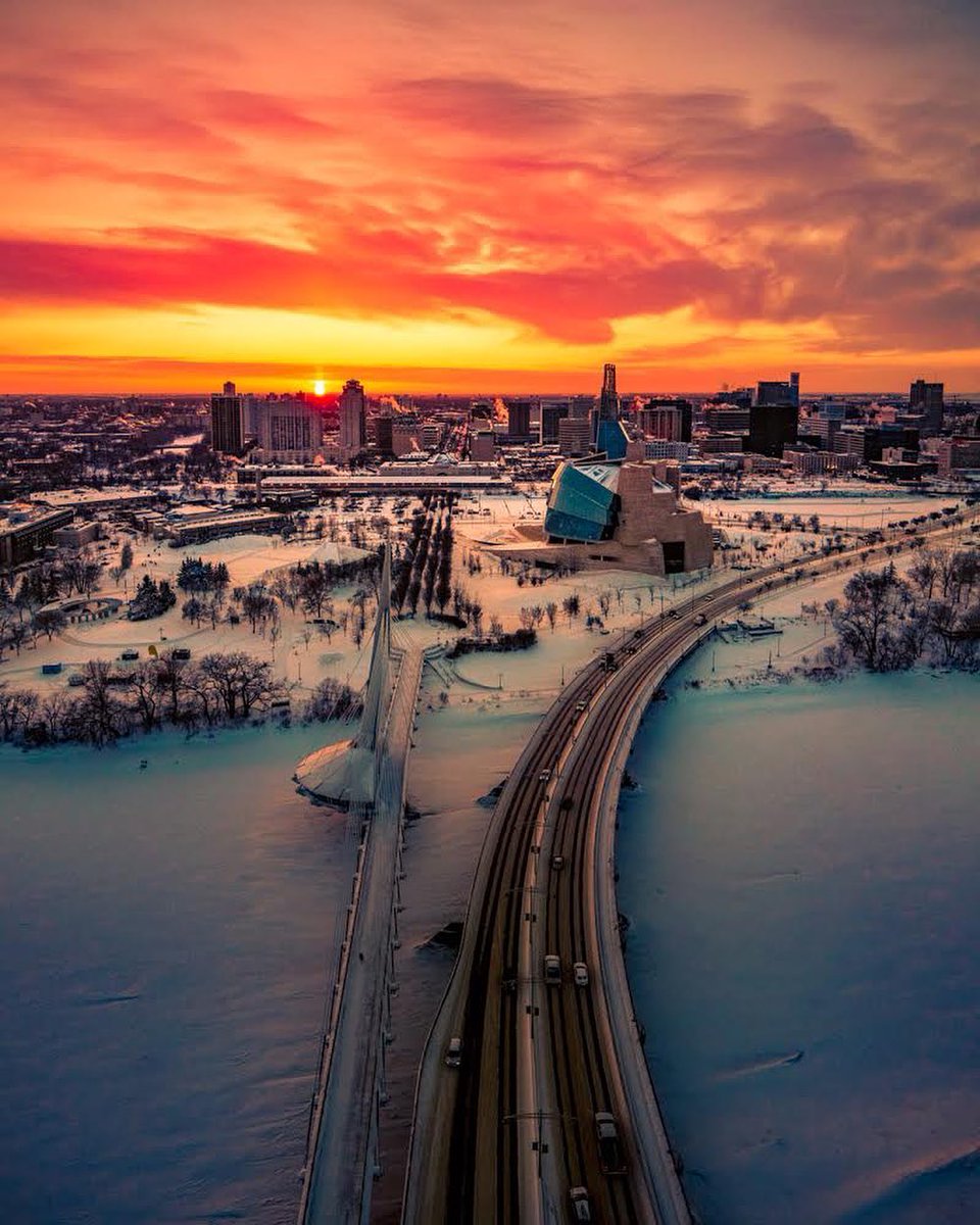 Happy #Sunday! Can you spot the Canadian Museum for Human Rights captured in this beautiful sunset view over Winnipeg, Manitoba? 🌇🇨🇦💛
📸anthony_urso/IG