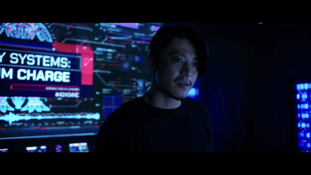 破壊屋ギッチョ ゴジラ Vs コング の予告編 海外の反応を見るとこの画像で議論が巻き起こっている 何で外国人たちが小栗旬に興奮しているの と思ったら小栗旬じゃなくて背景の システム チャージ という文字列が議論になっている もしかして