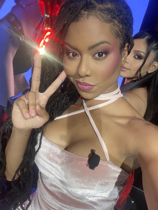 I'm so happy to be the first black female performer to host @avnawards with the beautiful @skylerlo_<a href="/tag/mvsales"class="tags"><span>#mvsales</span></a>