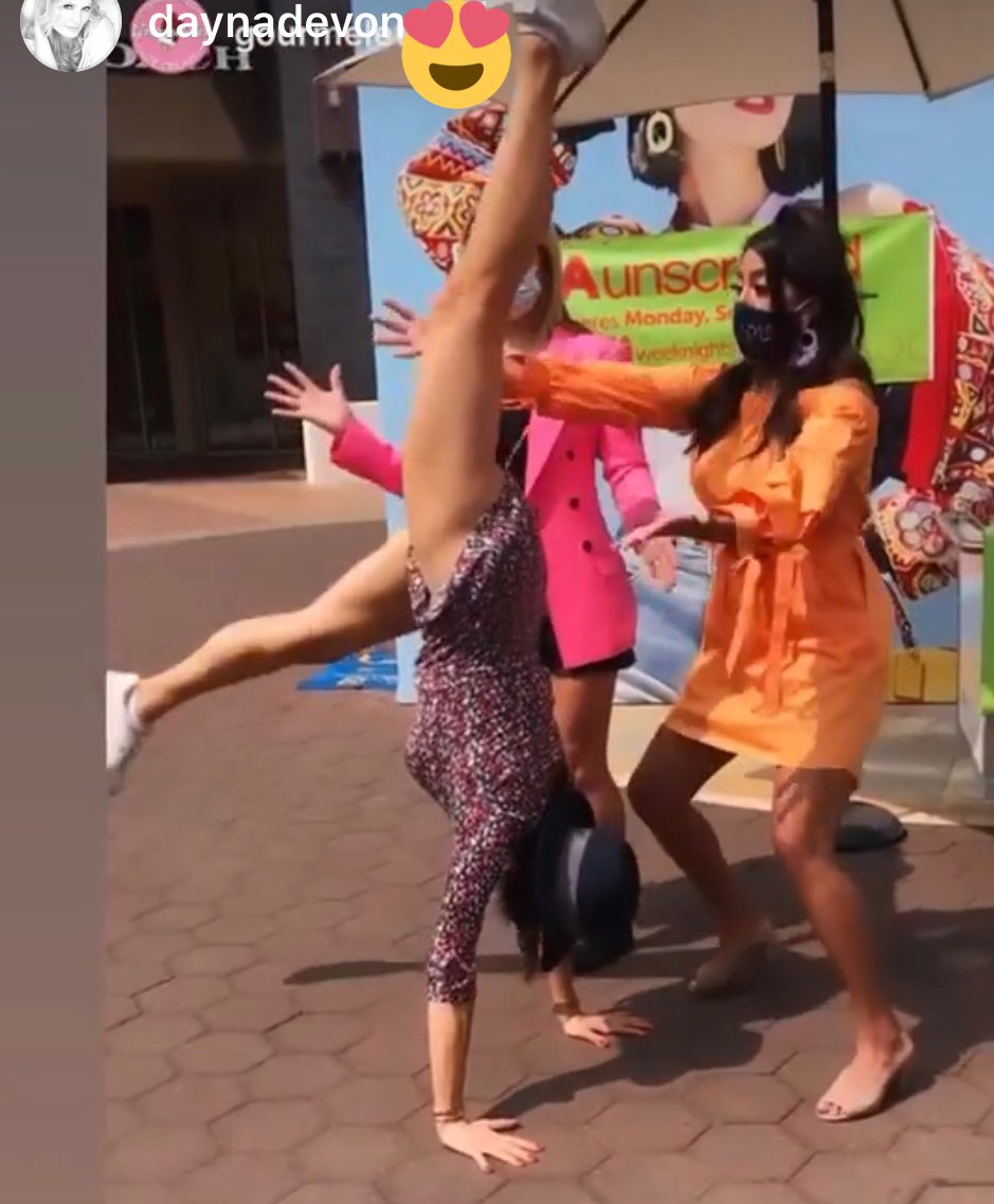 watchertv2000's tweet image. Best Show #LAunscripted @DaynaDevon @libertechan best hand stand and happy birthday 🎂 @mtelles @KTLA