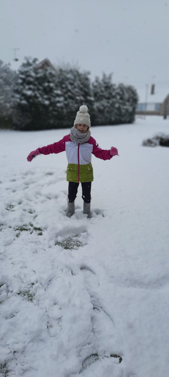 Michell02109953's tweet photo. @castlechurchps The Waters family snow day. 😍 https://t.co/1HdvDcxew1