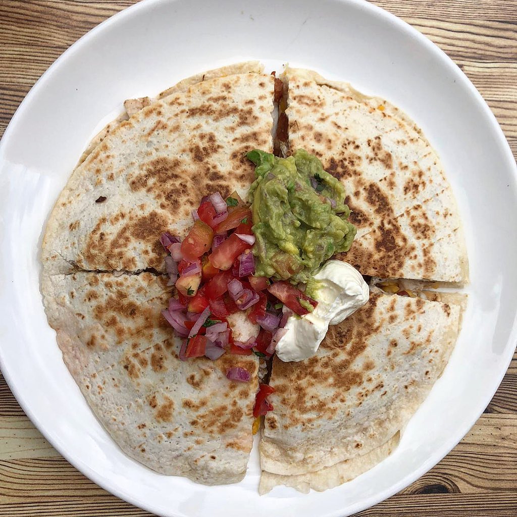 BeefciousBurger's tweet photo. Esta quesadilla si que está de miedo!!
#beefcious #burgerlove #burgertime #hamburguesagourmet #grill #foodies #americanburgers #bestburger #burgerholic #burgerlover #burgerporn #burgermania #burgerlife #burgers #instafood #burgermadridrio https://t.co/ax4esycyxP