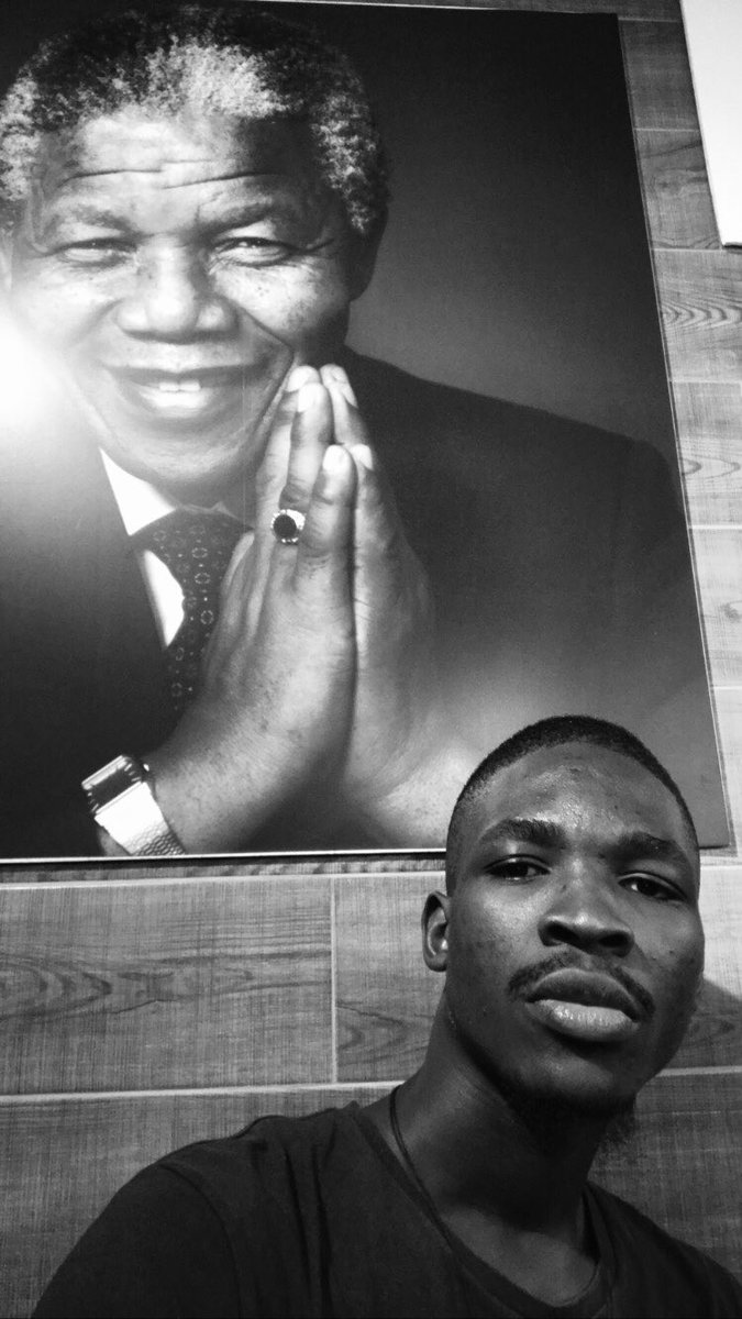 Je_suis_quelqu1's tweet photo. Mode selfie ! https://t.co/PJhfxSSxHj