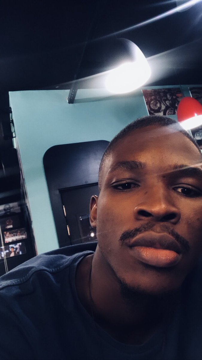 Je_suis_quelqu1's tweet photo. Mode selfie ! https://t.co/PJhfxSSxHj