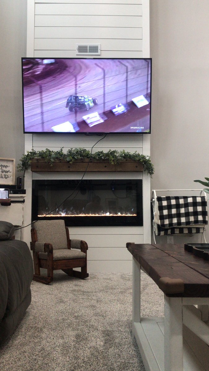 Tuned in to <a href="/FloRacing/">FloRacing</a> for the final night of the <a href="/WingShootout/">Wild Wing Shootout</a>! #TweetYourFLOSeat
