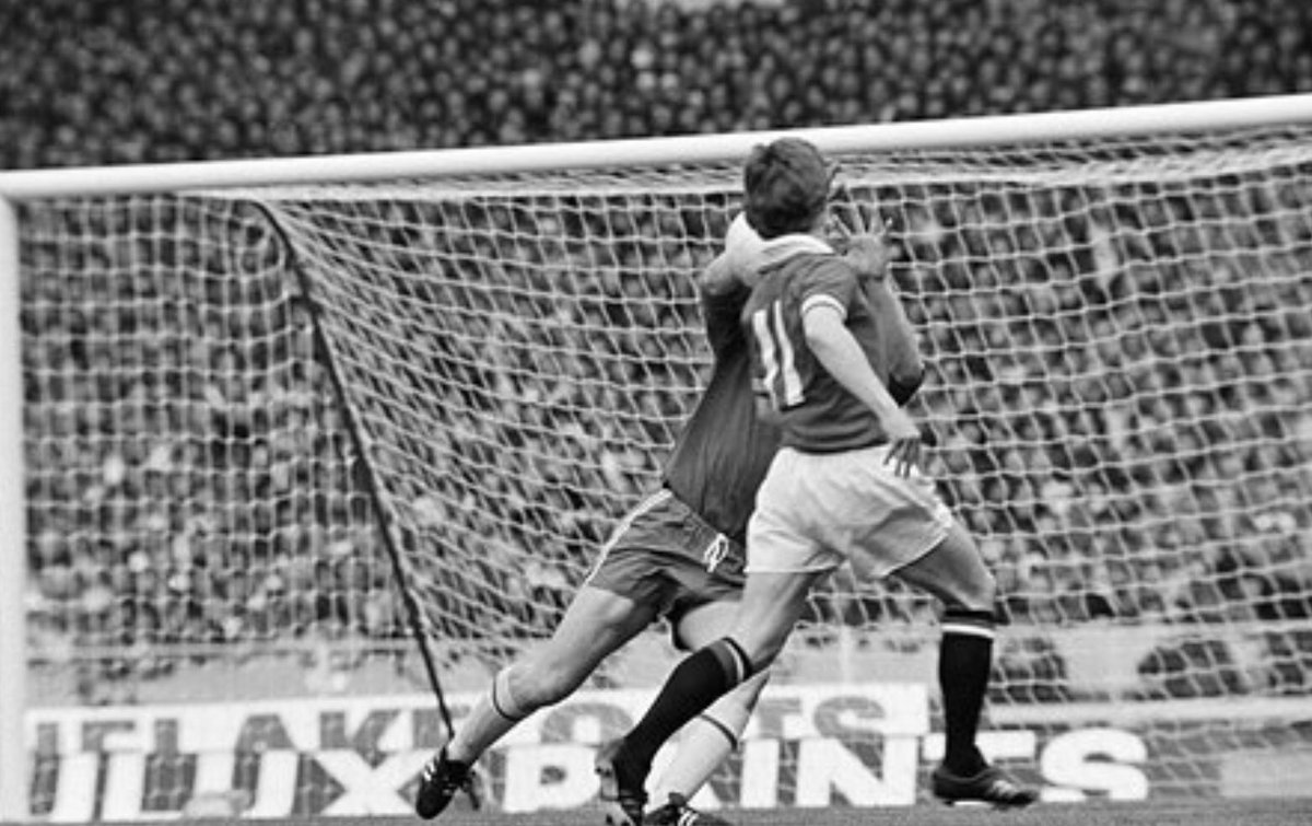 FA Cup Final 1st May 1976
Southampton vs. Man United 

Action shots from Wembley as Manchester United’s @gordonhill54 is denied by Saints keeper Ian Turner.

#SaintsFC #Southampton #MUFC #Manchester #FACupFinal

@FootballArchive @UtdBeforFergie @YesterdaysStars @TotalSaintsPod https://t.co/0ctwxsAADG