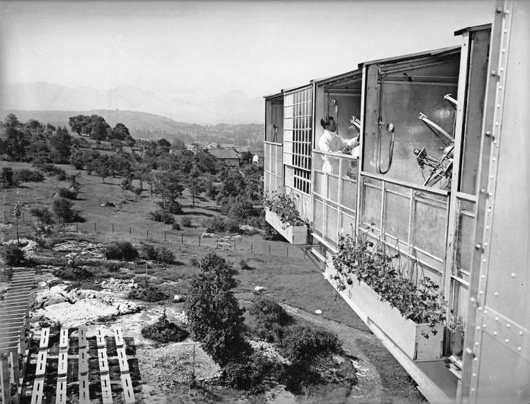 efemarq's tweet photo. Això dels edificis que #giren ve de lluny: el doctor francès Jean #Saidman patentà el 1929 un #solàrium rotatori i el féu construir el 1930 a Èx-los-Bens, als Alps. A dalt hi tenia 10 habitacions que giraven i cada pacient jeia en un llit elevat, perpendicular als raigs del #sol. https://t.co/VxbO7MSoUj