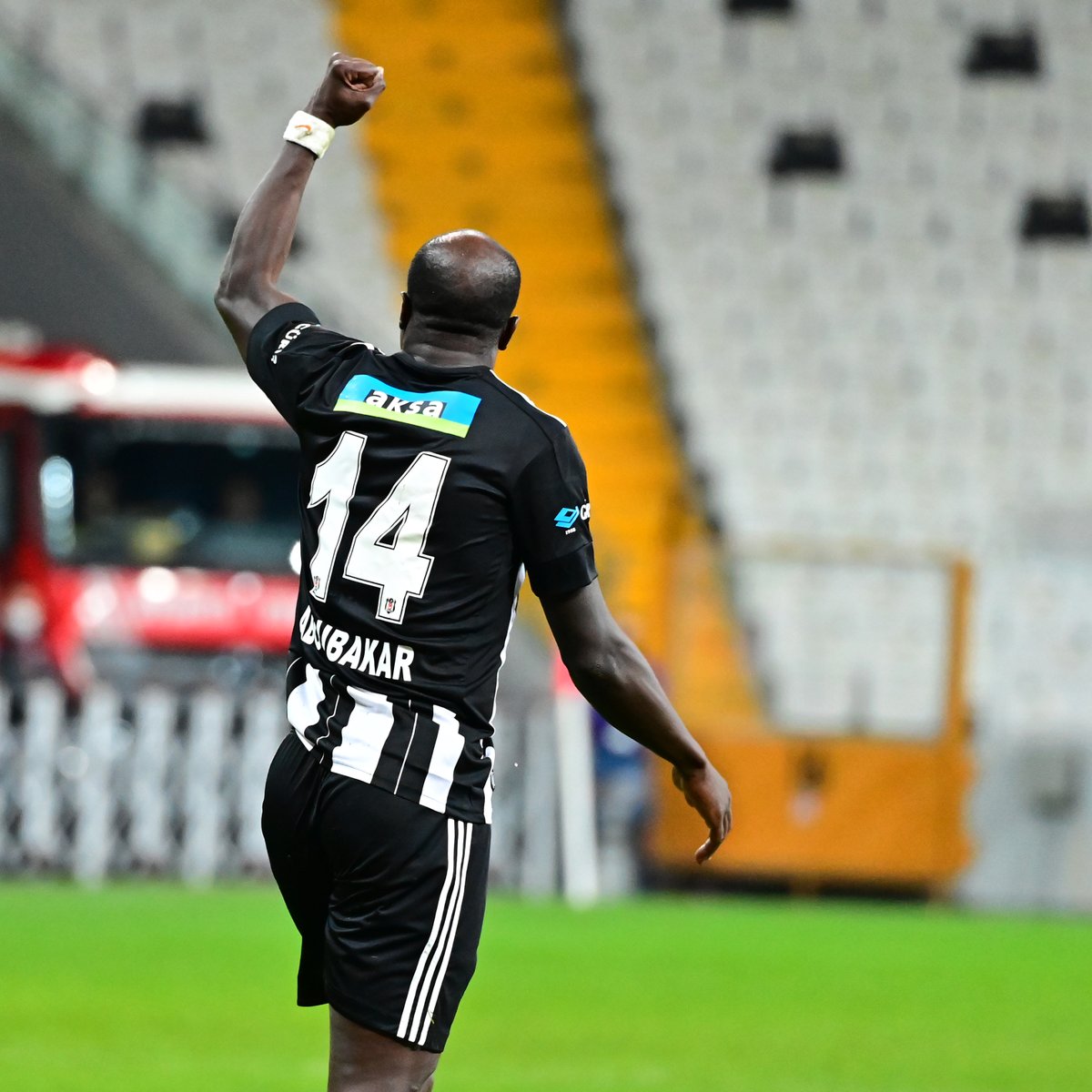 Süper Lig’in ilk yarısında 44 puanla #LiderBeşiktaş 💪

#ArmandaSaklı