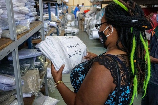 Zimbabwe’s government can't pay cotton growers in hard currency, threatening the livelihood of the 400,000 farmers who cultivate Zimbabwe’s second-biggest cash crop. 
buff.ly/35VMZ3l