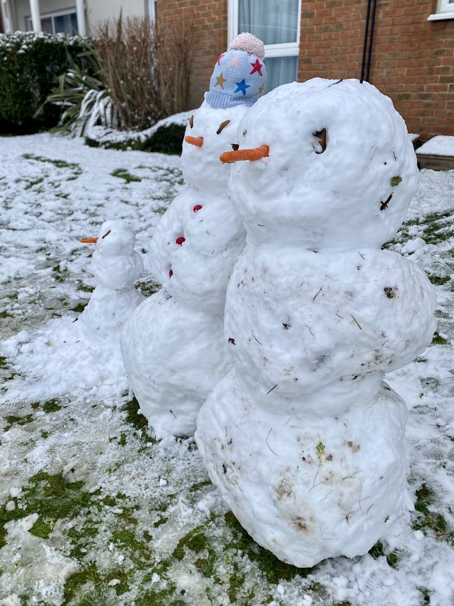 claregallon's tweet photo. The snowman collection ☃️
#Snowman #Redhill #Surrey #SurreySnow https://t.co/Eq1l97JuU9