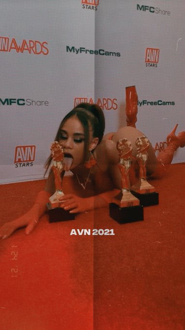 Hi. I&rsquo;m scarlit fuckin scandal. And my pussy wins awards 🤩🥲 https://t.co/W8yinOykjj