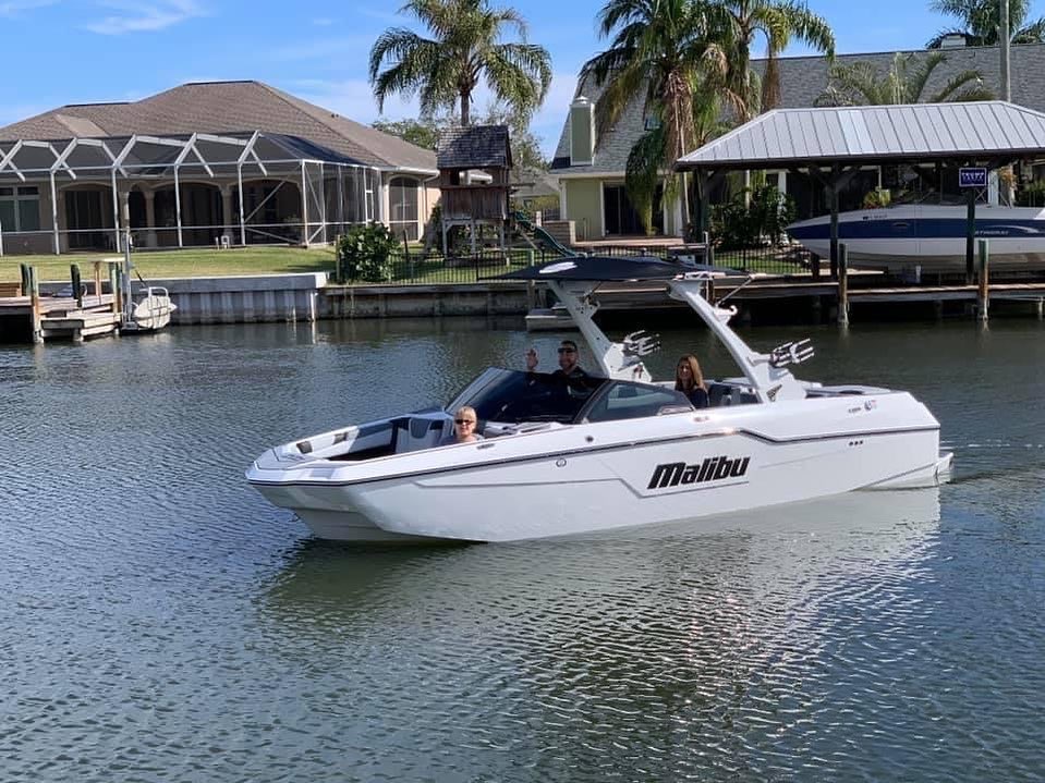 That M220 comin' in 🔥 

#thetruthisonthewater #malibuboats
📸: @wakesurfcali @kempf_garage