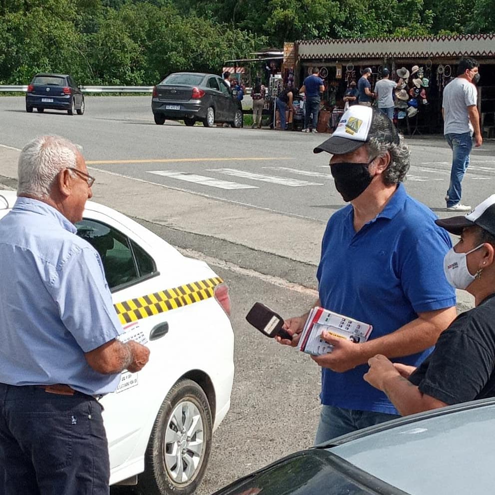 OpConciencia's tweet photo. Continuamos con el operativo conciencia en los Valles, brindando información sobre la importancia de la #seguridadvial 

-Tu seguridad, nuestro compromiso.

🔸Legislador @AlbarracinDif

#SeguridadVial #Valles #Vacaciones #EducacionVial #Transito https://t.co/asqrjhA7Pt