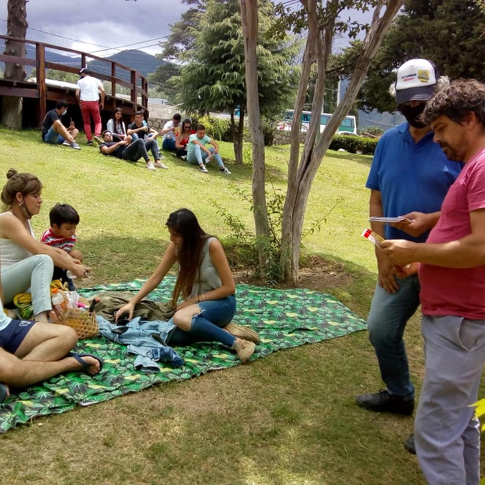 OpConciencia's tweet photo. Continuamos con el operativo conciencia en los Valles, brindando información sobre la importancia de la #seguridadvial 

-Tu seguridad, nuestro compromiso.

🔸Legislador @AlbarracinDif

#SeguridadVial #Valles #Vacaciones #EducacionVial #Transito https://t.co/asqrjhA7Pt
