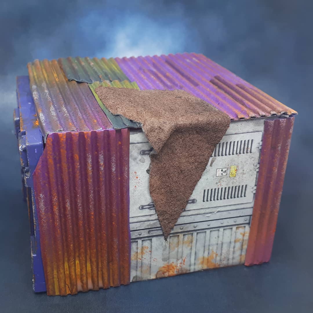 New shacks for #SpiderCity, this one is illegally streaming an #Aristeia match featuring everyone's favourite merc with a mouth #señormassacre.

#ShackADay #infinitythegame #terrain #cyberpunk #wargaming #atek #hitechlowlife