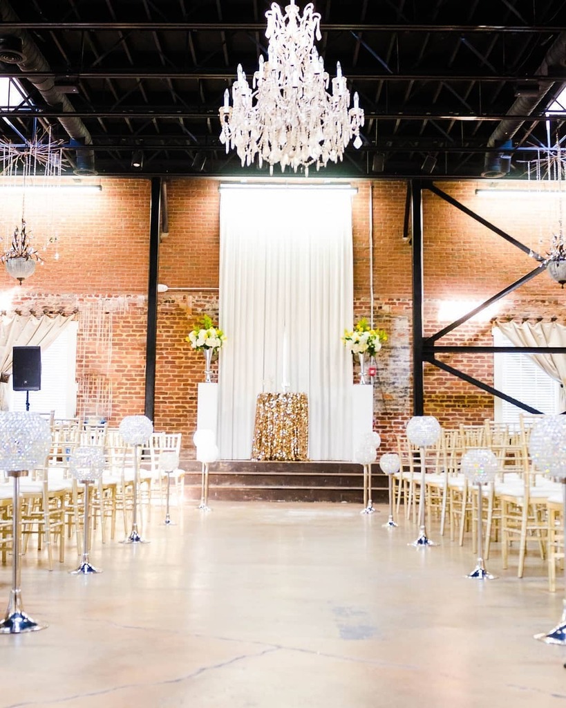 liz_rmw's tweet photo. STUNNING setup ✨
​Photographer: @jolyetoi 
​Videography: @weddingfilmpros
Coordinator &amp; Designer: Savvy House Weddings &amp; Events
Florist: @savvyhouseweddings
DJ / Band: Glass Dee Entertainment
Lighting: @RentMyWedding
Cake: Sweet Chloe's Cakes
Caterin… https://t.co/P36f1xa0Lq https://t.co/eI2K5BpAAh
