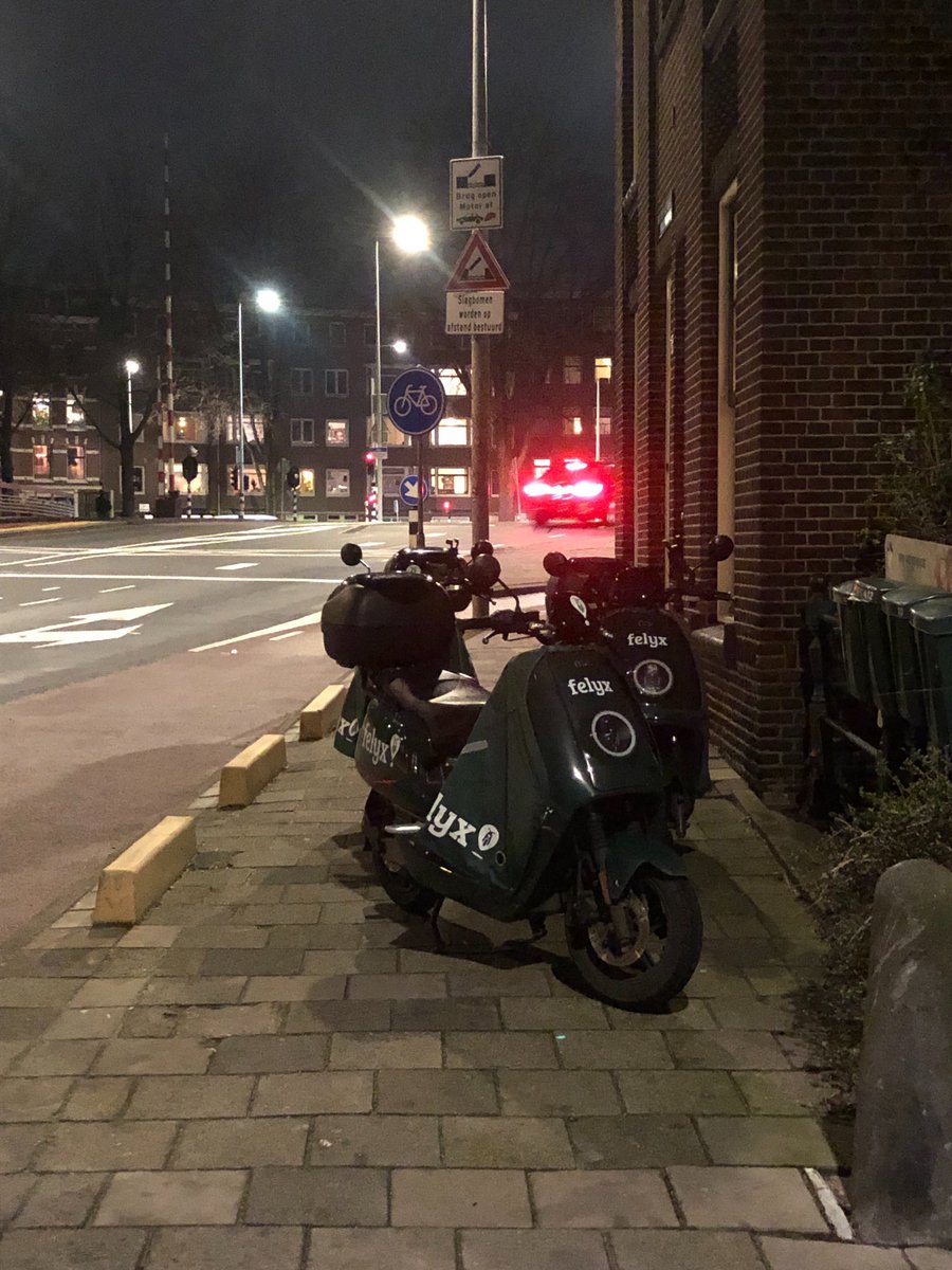 godevaert's tweet photo. Ha @ridefelyx kan die rommel weg? Drie asoscooters die de stoep blokkeren. #deelscooter #aso #felyx #brrr https://t.co/JX9nItxA50