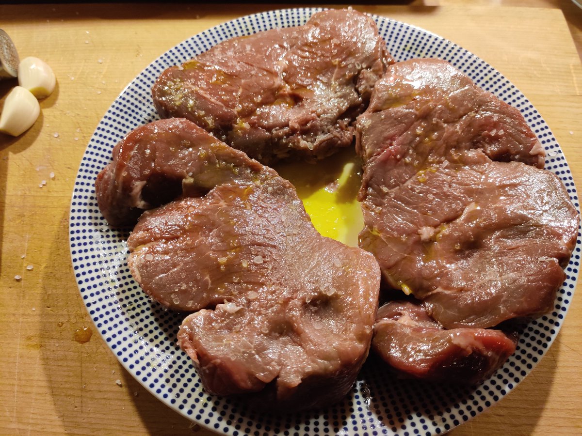 RadarLanark's tweet photo. I thought fillet steaks were supposed to be smaller than sirloins. π³ Anyway, about to cook these. They were supposed to be for my birthday tea yesterday but I couldn't be arsed cooking them and got a curry instead. Pray for me.
#novicecook https://t.co/4Efv1m2oBp