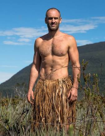 Düşünsene balta girmemiş ormanlarda kendi halinde yaşayan avının peşinde bir yılansın. Sonra bir anda yarı çıplak bir adam üzerine atlayıp kafanı kopararak seni yiyor...