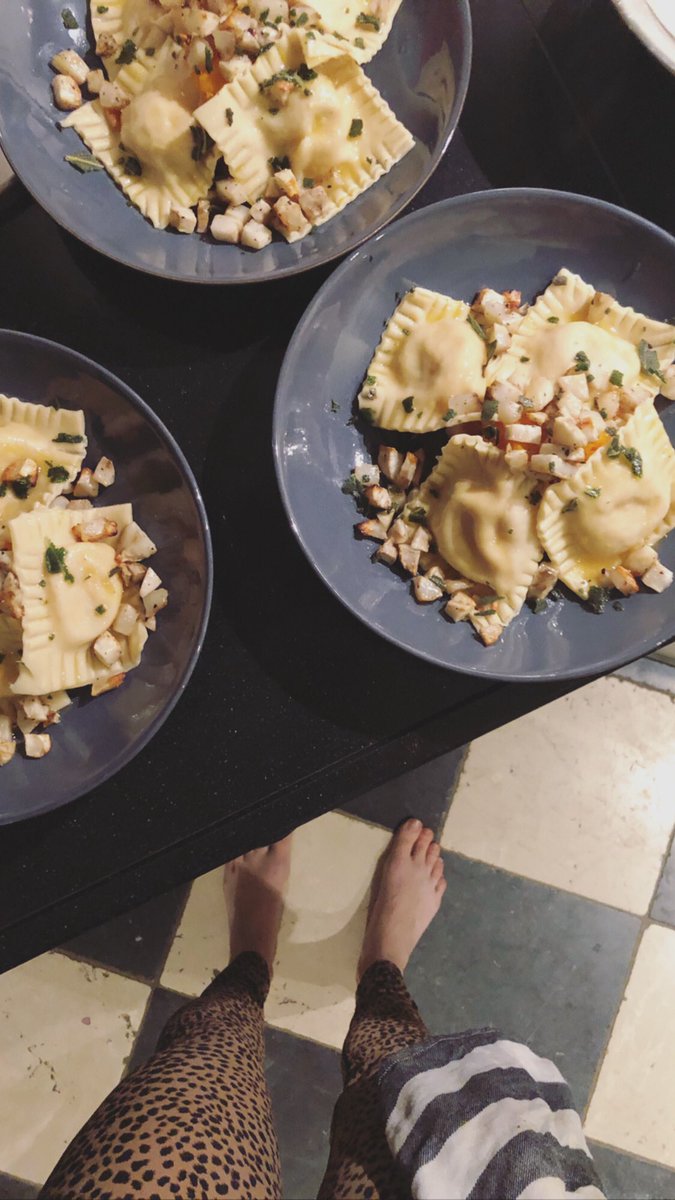 clairetetteroo's tweet photo. Cuuulaire is weer lekker bezig geweest.
Thuis uit eten. Nou ja, mijn ouders dan. Ik ben vooral blij dat ik zit na 2,5u buffelen achter de kachel! 👩🏼🍳 #bonchef
Pompoen-feta-salie-citroen ravioli met aardpeer, pompoen en citroen-botersaus! 🍝 https://t.co/8w0dqSZhUi