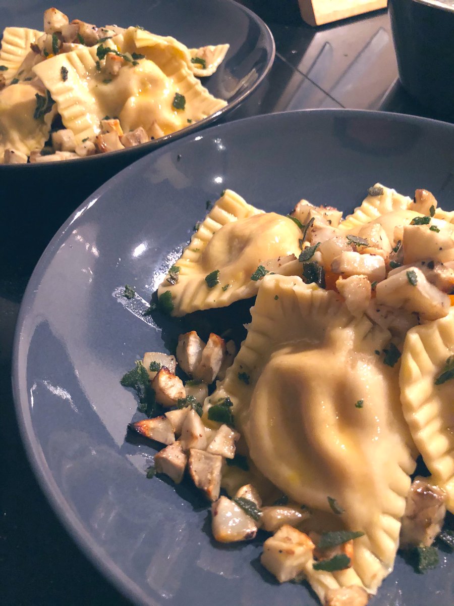 clairetetteroo's tweet photo. Cuuulaire is weer lekker bezig geweest.
Thuis uit eten. Nou ja, mijn ouders dan. Ik ben vooral blij dat ik zit na 2,5u buffelen achter de kachel! 👩🏼🍳 #bonchef
Pompoen-feta-salie-citroen ravioli met aardpeer, pompoen en citroen-botersaus! 🍝 https://t.co/8w0dqSZhUi