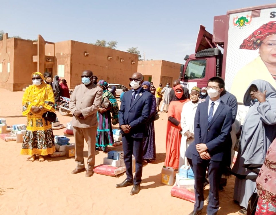 La Campagne de dépistage volontaire du VIH lancée par <a href="/FirstLadyNiger/">First Lady of Niger</a> via <a href="/FondationGuri/">Fondation GURI</a> a été clôturée cet après-midi. Cette clôture a été couplée d'un don des kits alimentaires en direction des Personnes Vivant avec le VIH.
#FOCAC