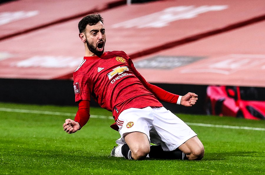 kvng_baff's tweet photo. Jurgen Klopp criticised Bruno Fernandes for scoring penalties. So Bruno Fernandes decided to score a free-kick against Liverpool! 😂

Retweet let’s appreciate him
   #MUNLIV https://t.co/KW6UlVzVka