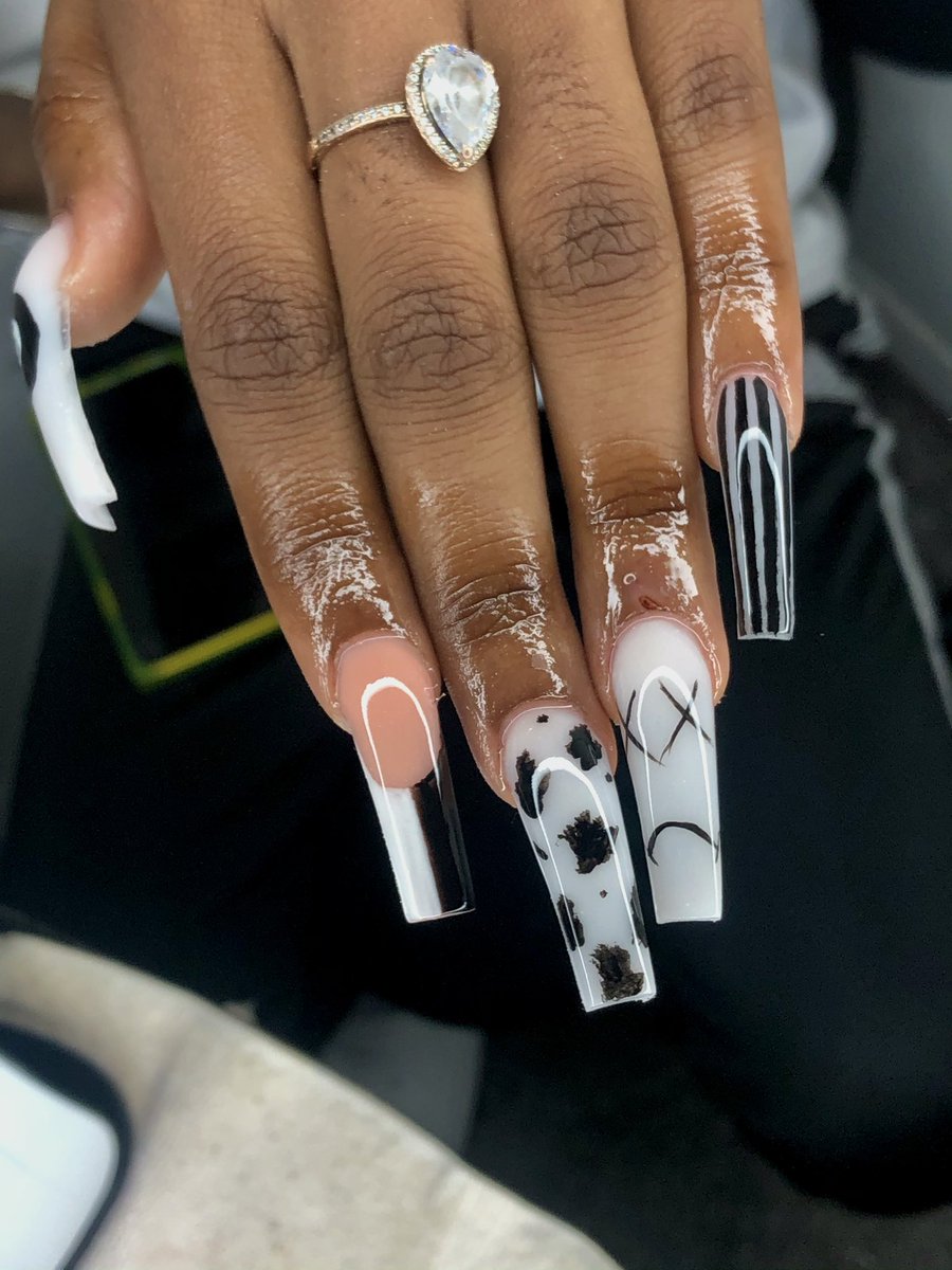 diidadolll's tweet photo. it’s the thumbs for me... call me picasso 🖤 #nailcontent https://t.co/uowL91QhvV