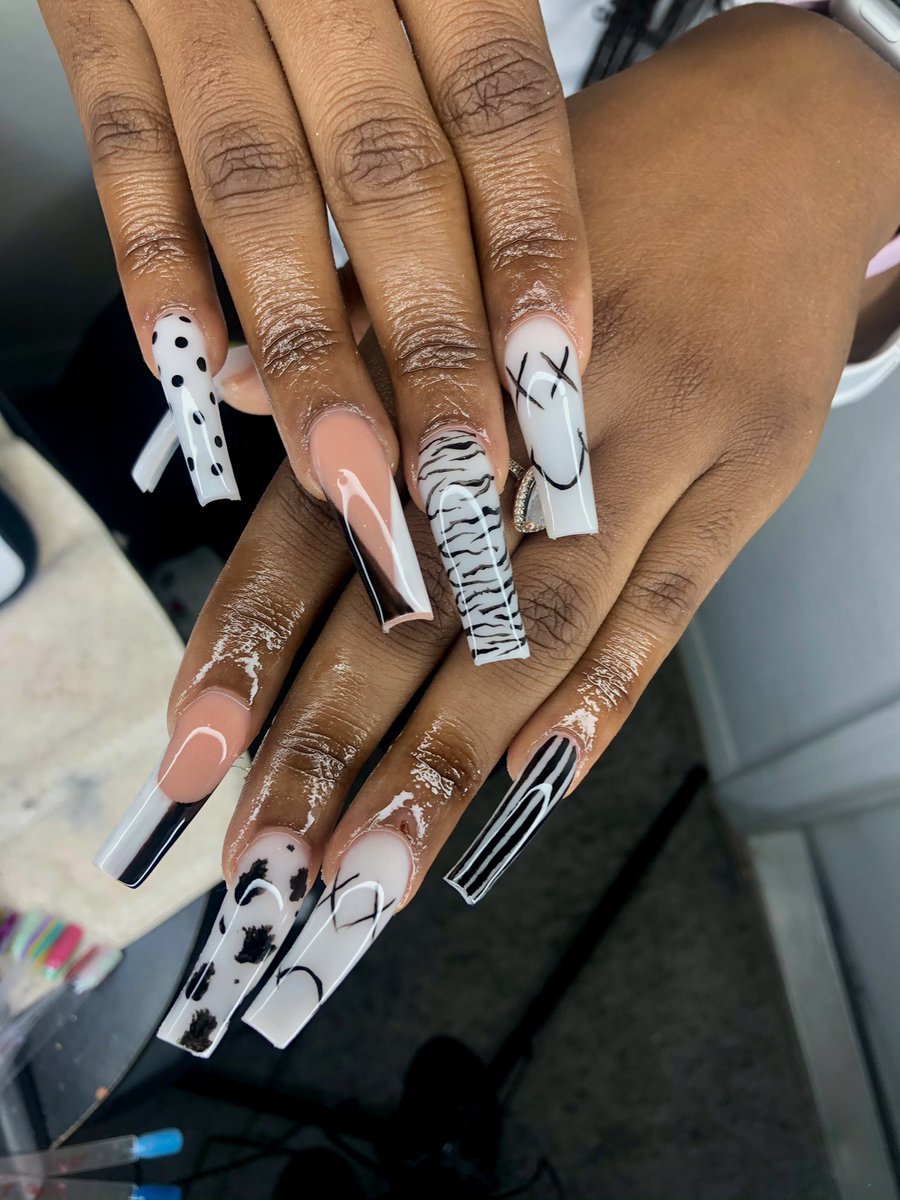 diidadolll's tweet photo. it’s the thumbs for me... call me picasso 🖤 #nailcontent https://t.co/uowL91QhvV