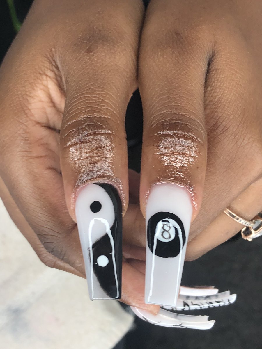 diidadolll's tweet photo. it’s the thumbs for me... call me picasso 🖤 #nailcontent https://t.co/uowL91QhvV