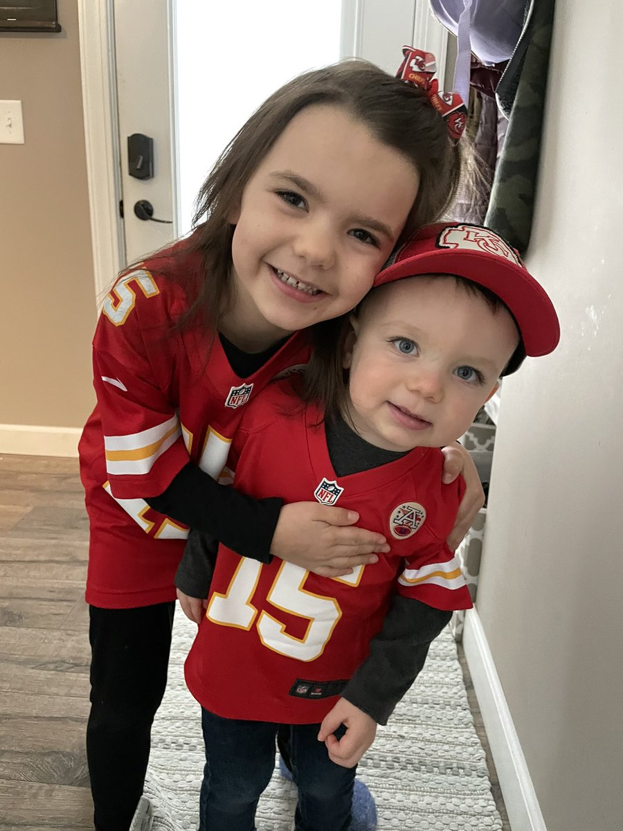 JamiMinter's tweet image. These two are ready!!! ❤️💛🏈 #ChiefsKingdom #RunItBack