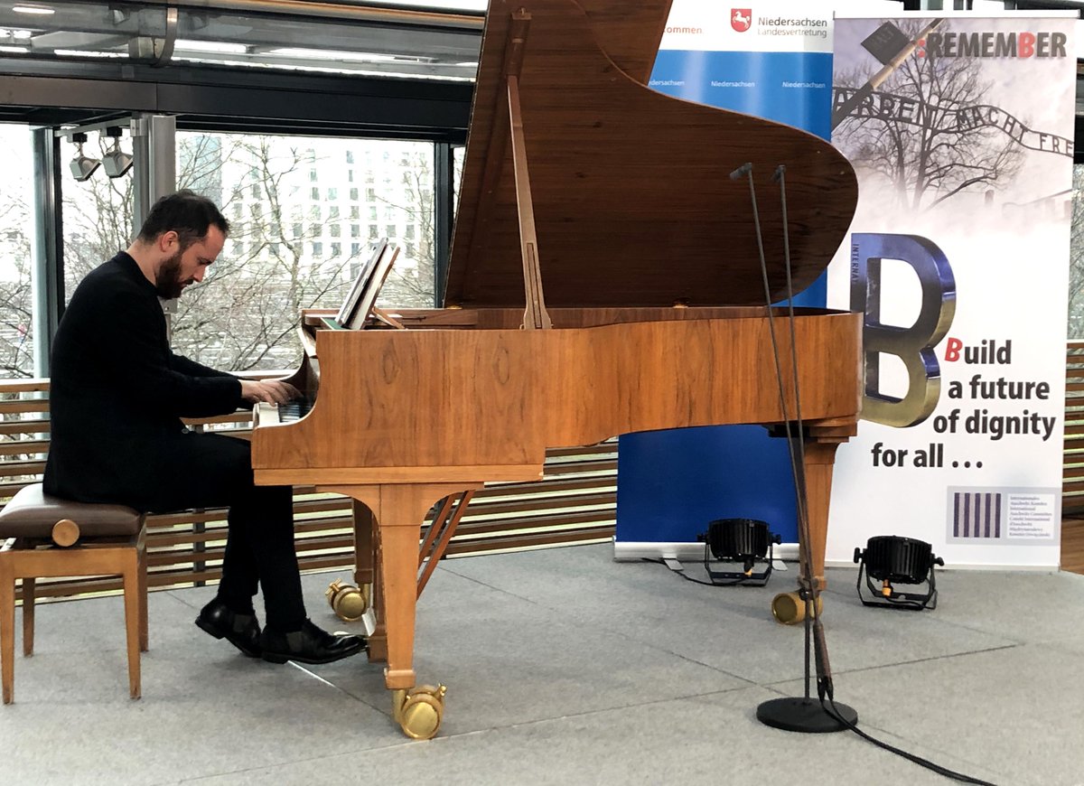 Lieber <a href="/igorpianist/">Igor Levit</a> Levit! Danke für Ihren musikalischen Weg zu den Überlebenden von #Auschwitz, danke für die heutige Veranstaltung zum 76. Jahrestag ihrer Befreiung: Sie haben sie mit Ihrem wunderbaren Spiel erreicht: In dunklen Tagen ein heller Schein. 
youtube.com/watch?reload=9…
